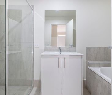 A stylish Near New 4 bedroom HOME! - Photo 4