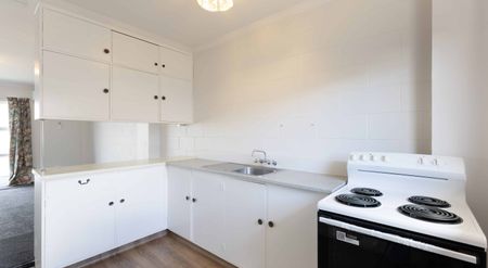 Central 2 Bedrooms - Photo 2