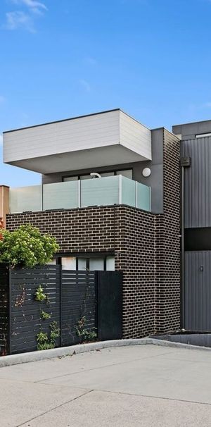 Modern and low-maintenance living in the heart of Ormond - Photo 1