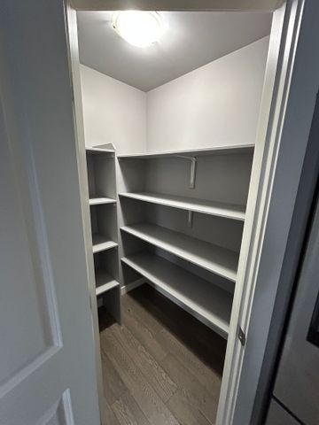 Evergreen - 3 Bedroom/2 Bathroom Upper - 507 Evergreen Blvd - Photo 4