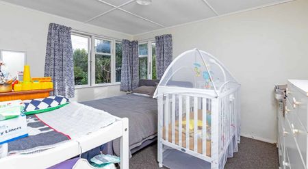 Three bedroom home - Close to local schools! - Photo 4