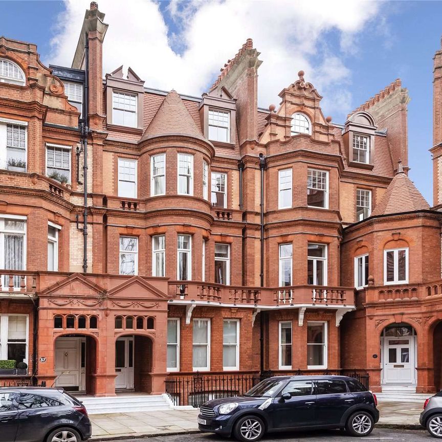 A beautifully presented apartment with direct access on to communal gardens and benefiting from bright entertaining space located on this prime residential street just set off Sloane Square. - Photo 1