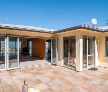 Spacious 3 Bedroom Home with Stunning Lake Wakatip - Photo 3