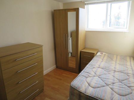 4 bedroom flat to rent - Photo 2