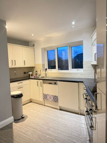 3 Bed Flat, St. Lawrence Quay, M50 - Photo 3