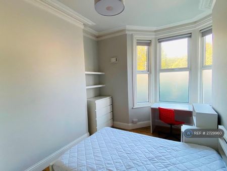 6 bedroom terraced house to rent - Photo 2