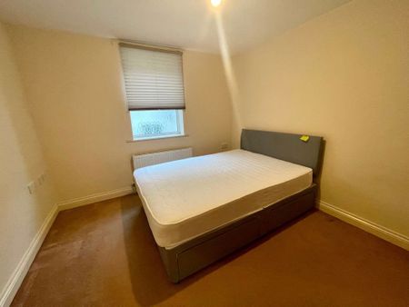 SPACIOUS ONE BEDROOM, TOWN CENTRE (P05092) - Photo 3