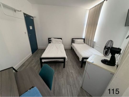Room in a Shared Flat, Tanner Street Near Ilford Lane, IG11 - Photo 1
