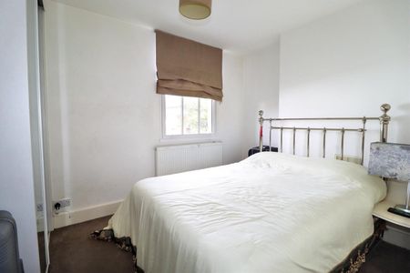 Walton Road, East Molesey - Photo 2