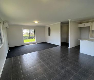 Fantastic 3 Bedroom, 2 Bathroom Property - Photo 1