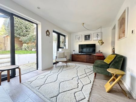 2 Bed Flat, Derwent Grove, SE22 - Photo 2