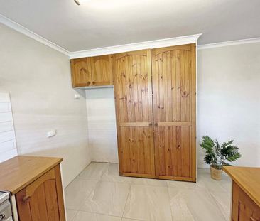 Charming Red Brick Cottage - Photo 2