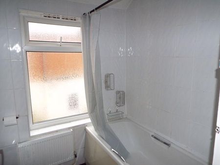 4 bedroom semi-detached house to rent - Photo 3