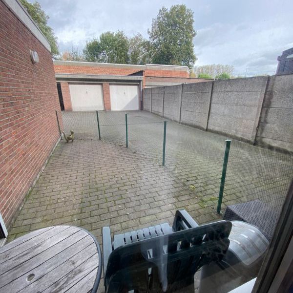 Gezellig gelijkvloers appartement met 2 slaapkamers en ingerichte dressing - Photo 1