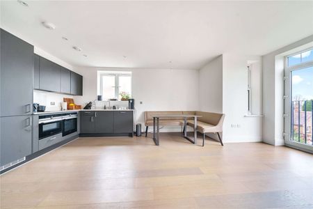 A stylish apartment finished to a very high specification throughout. - Photo 3