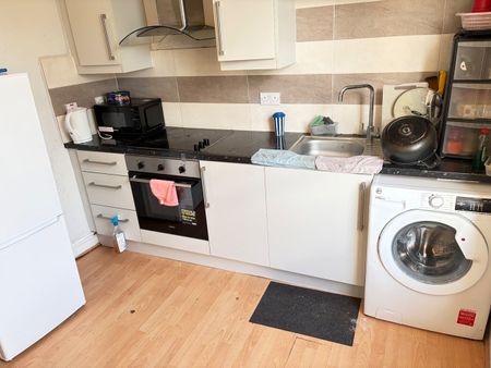 Room in a Shared Flat, Very Near Chiswick High Road Area, W4 - Photo 3