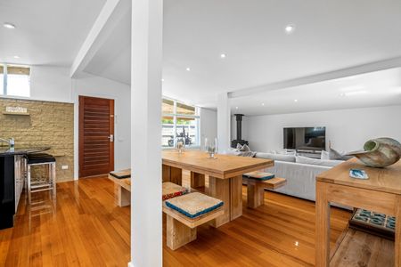 Coastal Charm Just Minutes from the Heart of Town - Fully Furnished - Photo 3