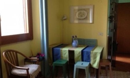 Trastevere-Terrace: 45sqm. Charming studio loft. Entrance, living room, separate kitchen, renovated bath, sleeping loft, large private terrace. Sunny, silent. Ref. 692 - Photo 3