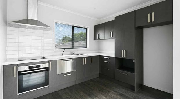 Stunning Two Bedroom in Sought After Hamilton East - Photo 1