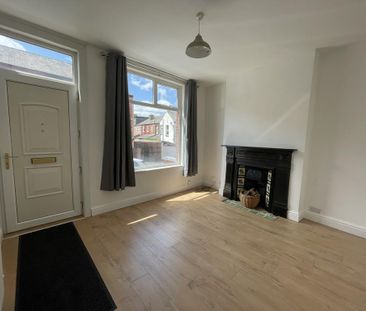 2 bedroom end of terrace house to rent - Photo 2