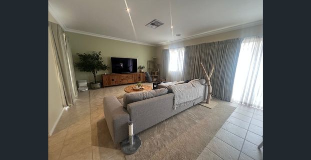 Three Bedroom Townhouse - Quite Location / OPEN THIS THURSDAY @ 12:30pm - Photo 1