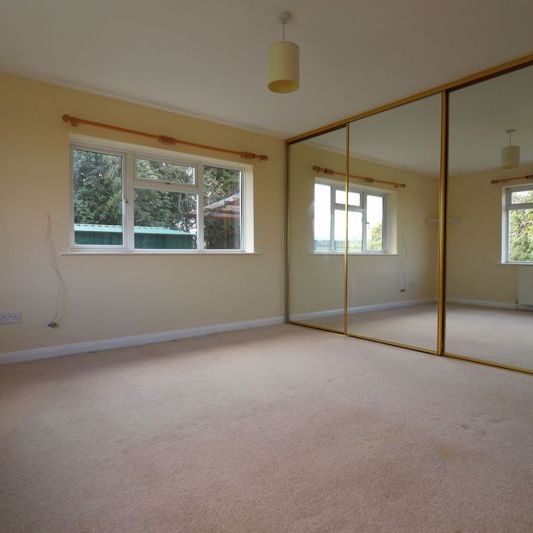 The Rudge, Gloucester - Photo 1