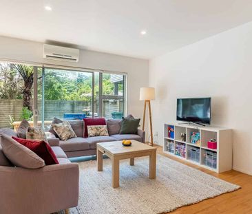 Modern family retreat in Karori - Photo 3