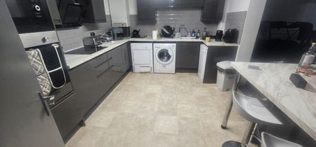 4 Bed - 161B Kirkstall lane, Headingley, Leeds - LS6 3EJ - Student - Photo 5