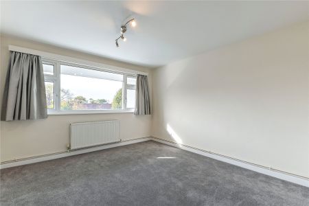 Chesterfield Court, Cranes Park, Surbiton, Surrey, KT5 flat to rent - Photo 2