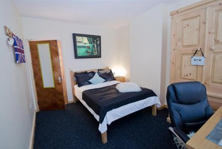 4 bedroom flat to rent - Photo 2