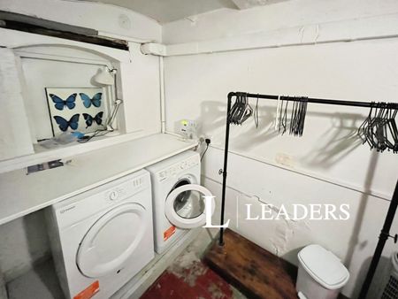 studio to rent The Drive, Hove, East Sussex, BN3 - Photo 2