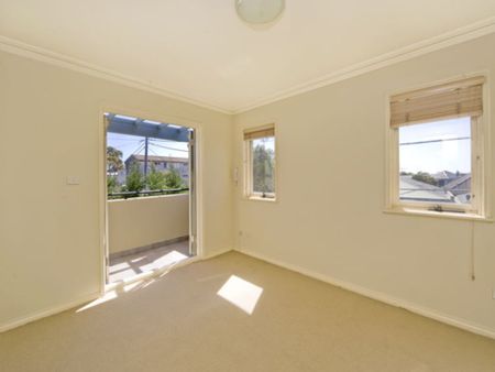 Convenient & Homely 3 Bedroom Townhouse - Photo 4