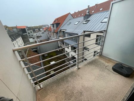 Instapklaar appartement met twee slaapkamers en terras gelegen op het Stationsplein. - Photo 2