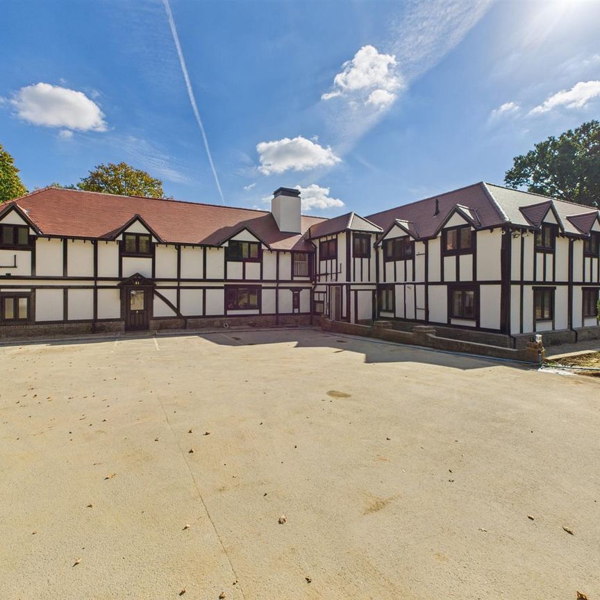 Old Hollow, Worth, Crawley - Photo 1