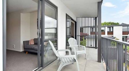 Bright, Furnished 2-Bedroom Apartment in Merivale - Photo 3