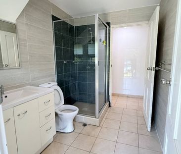 Renovated Spacious 2B2B on House whole level Bills included - Photo 2