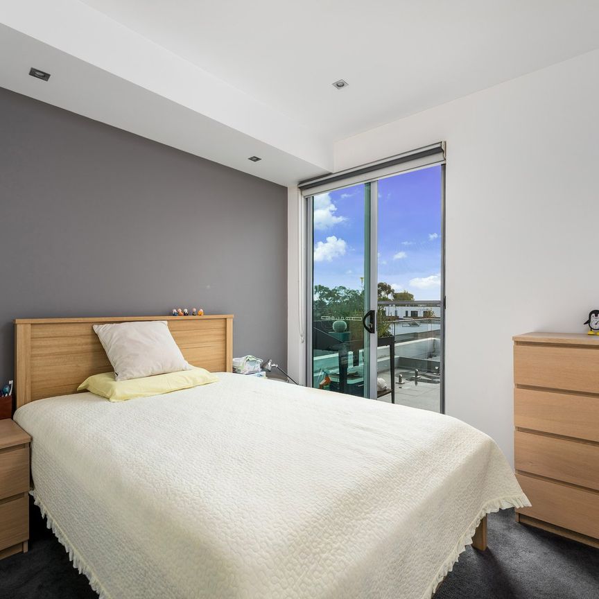TOP FLOOR APARTMENT WITH IMPRESSIVE VIEWS - Photo 1