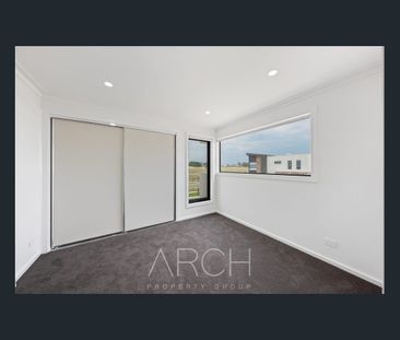 Stylish Townhome Offering Comfort and Space! - Photo 4