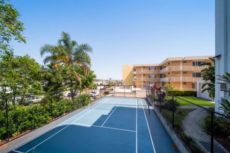 Top-Floor Coastal Apartment with Ocean Views - Photo 4