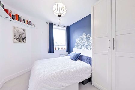 Gracefully presiding over one of Bristol’s most distinguished Georgian garden squares, this exceptional two bedroom residence on Portland Square. - Photo 3