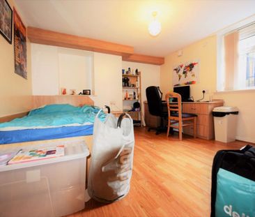 4 bedroom Flat in Wood Lane, Leeds - Photo 5