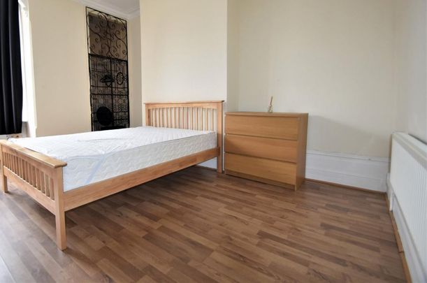 4 bedroom flat to rent - Photo 1