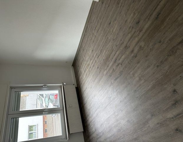 2 Zimmer Wohnung im Erdgeschoß mit Balkon! Frisch Tapeziert und neuer Bodenbelag für Sie! - Foto 1