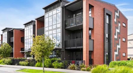 Furnished 2BR Northcote Apartment w/ Parking - Photo 2