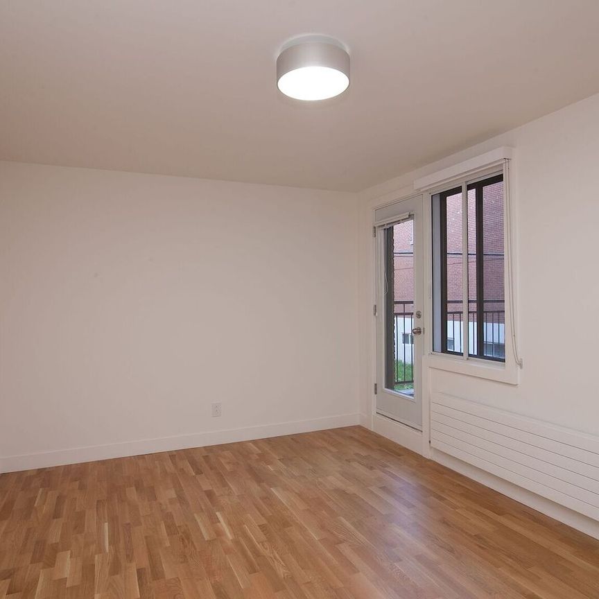 4505-4515 Dupuis Avenue - Photo 1