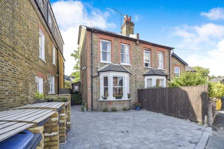 3 bedroom semi-detached house to rent - Photo 2