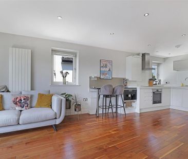 2 bedroom penthouse to rent - Photo 4