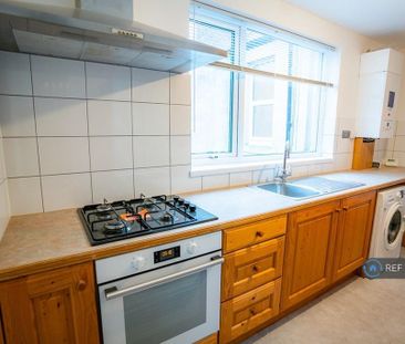 1 bedroom in a flat share to rent - Photo 3