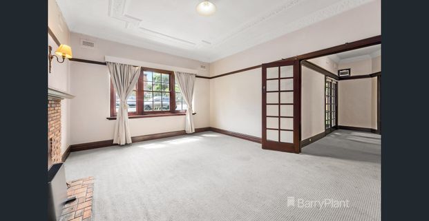 Large Art Deco Apartment with Water Usage Included - Photo 1