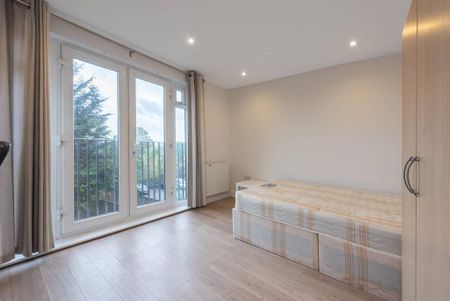 3 bedroom flat to rent - Photo 2